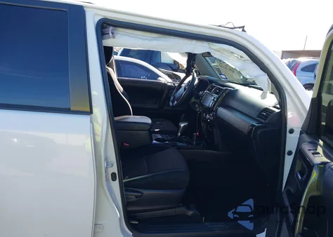 2019 Toyota 4Runner Trd Off Road z USA, uszkodzony, nr VIN JTEBU5JR2K5662574